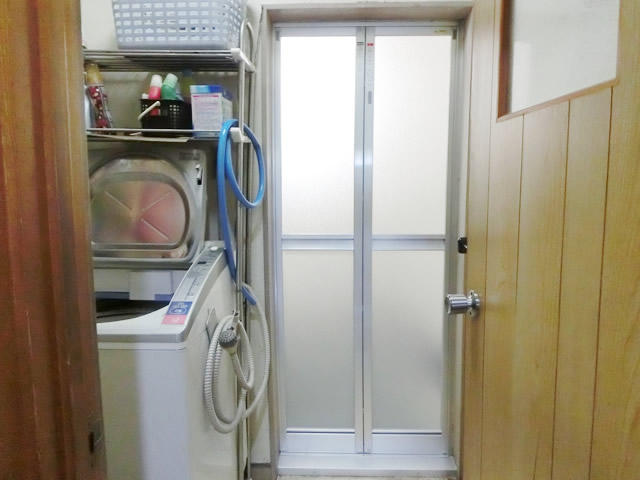 一戸建て住宅の浴室中折れドア取替工事　施工事例　名古屋市港区